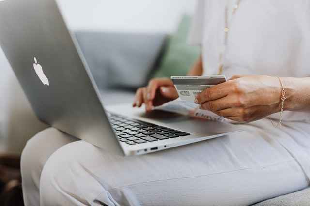 headless commerce from traditional commerce